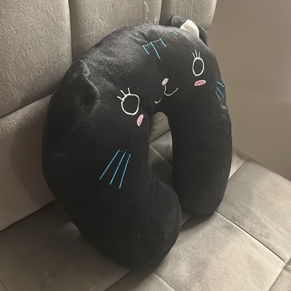 Black cat travel pillow - Picture 3 of 3